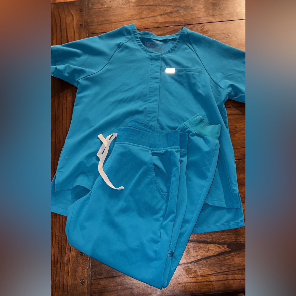 Pacific Blue FIGS. Medium Tela classic scrub top. Medium petite Zamora joggers.
